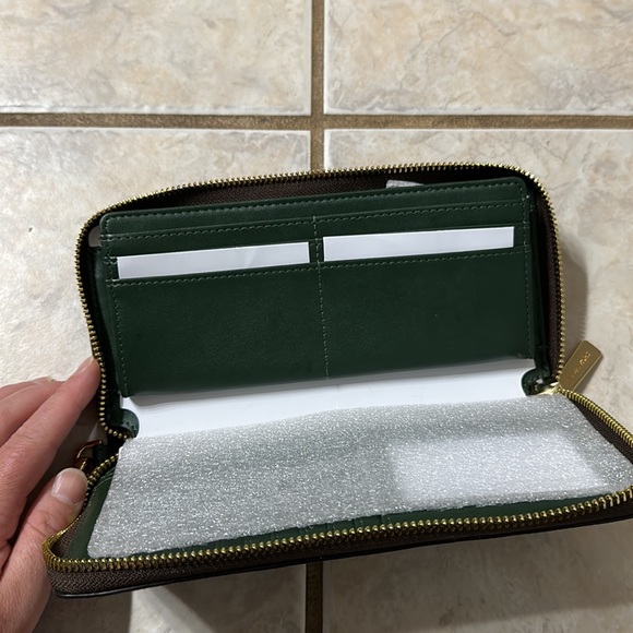 Michael Kors Center Stripe Lg Travel Continental Clutch